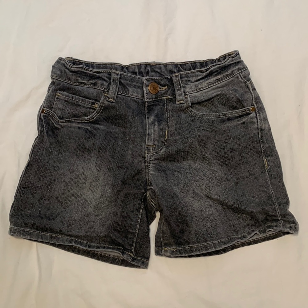 ZARA KIDS girls washed grey denim shorts in size 7-8.